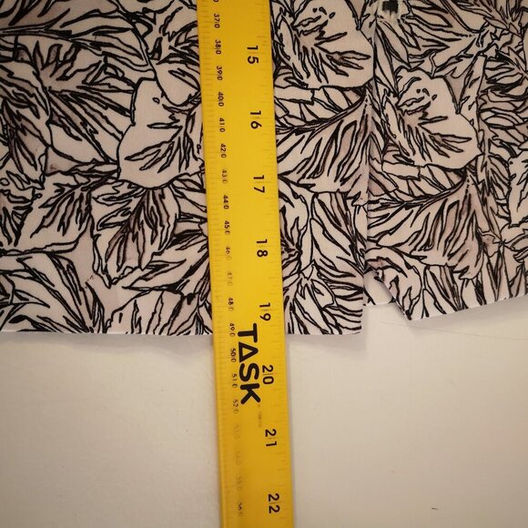 Reitmans Ladies Size 7 Pull On Style Black/White/Grey Pattern Skirt - Picture 8 of 8